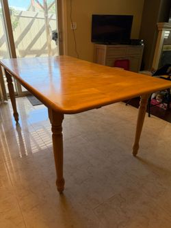 Wood expanding dining table