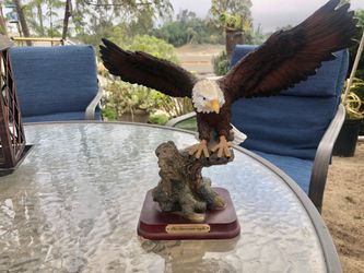 Eagle decoration statue