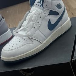 NIKE AIR JORDAN 1 Mid SE (GS) WHITE/BLUE (SIZE: Youth 7y/Women 8.5)