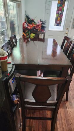 Dinning table 6 chairs like new