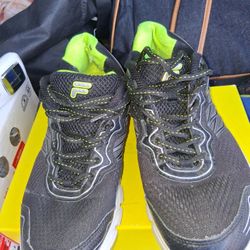 FILA Size 9 Mans Tennis Shoes