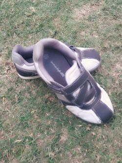 American eagle size 21/2 grey/white
