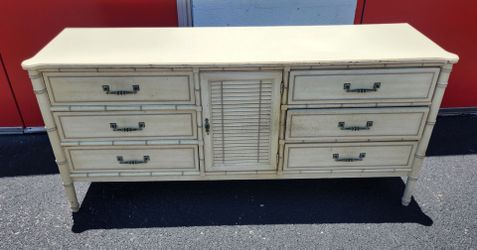 Lane 9 drawer dresser