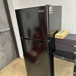 Fridge Magic Chef 9.9 Cu ft Excellent Condition 