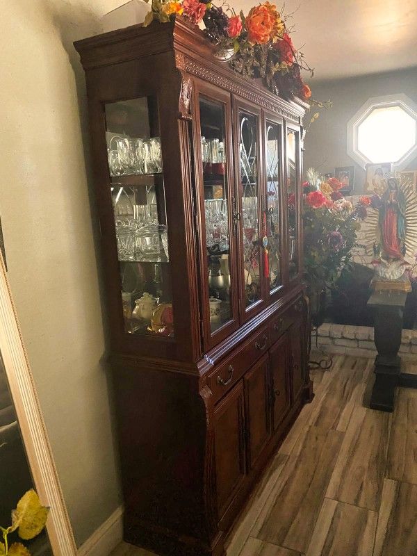 Vintage China Cabinet – Lighted, Glass Shelves, Beautiful Condition
