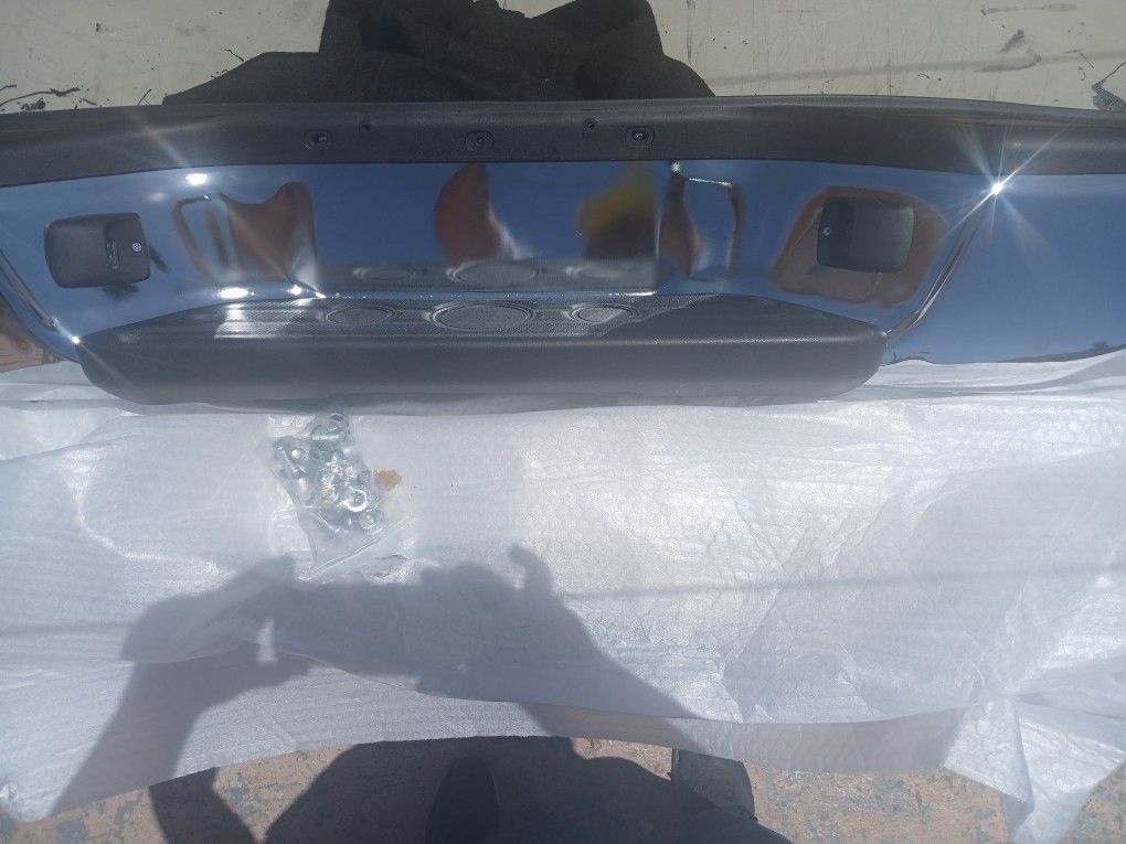 BRAND NEW OUT THE BOX. 2005-2015 TOYOTA TACOMA REAR CHROME STEEL BUMPER