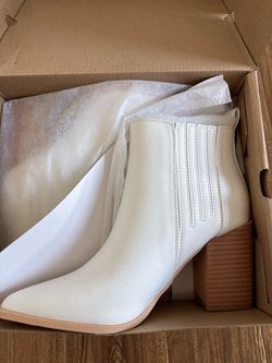 Women white boots size 6.5