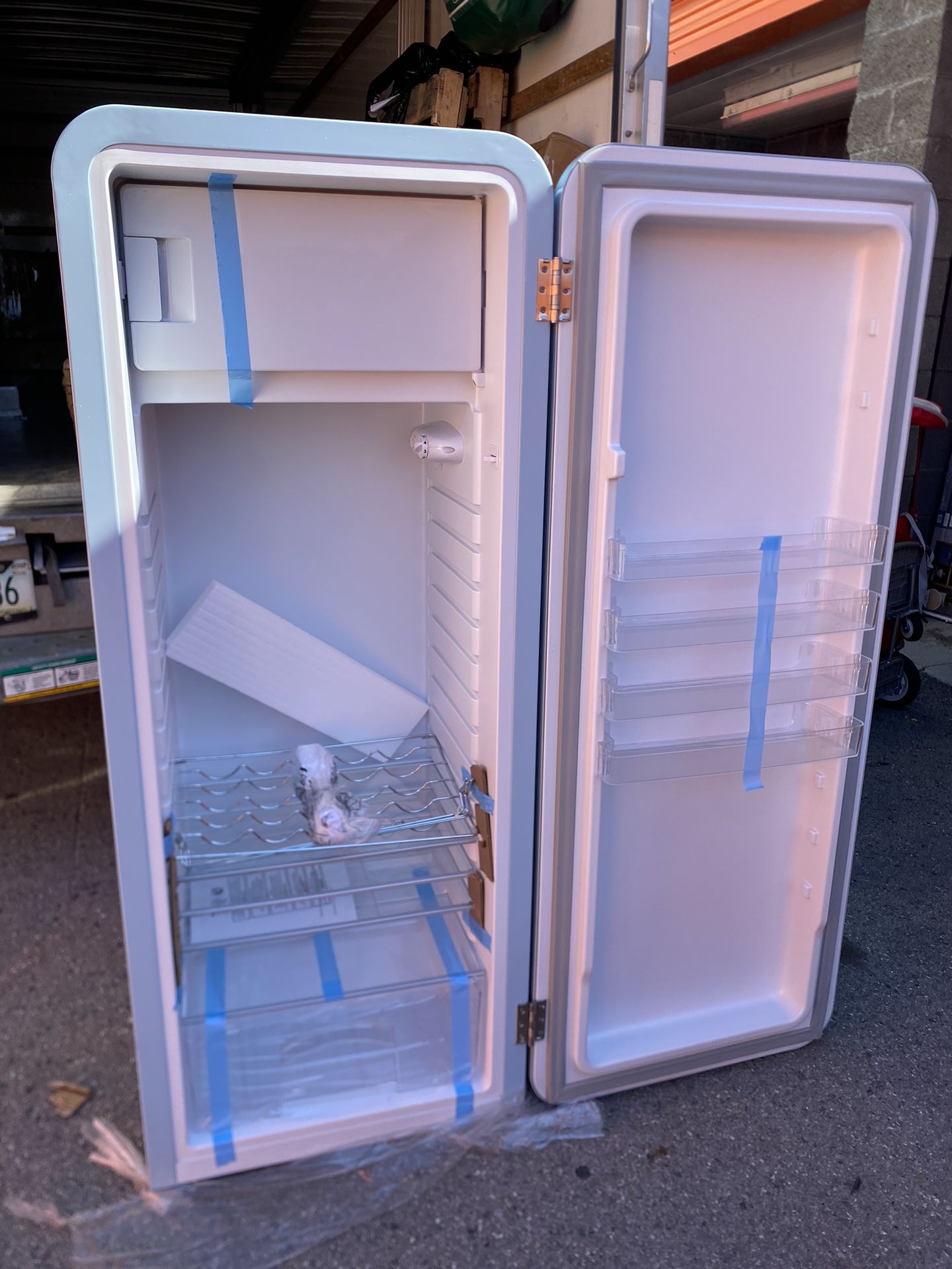 iio 10 Cu. Ft. Retro Refrigerator with Freezerette in Sky Blue - HouseTie