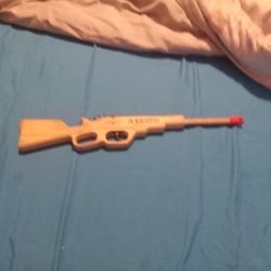 KIDS. Old Vitage WOOD Gun.    25 Dollats