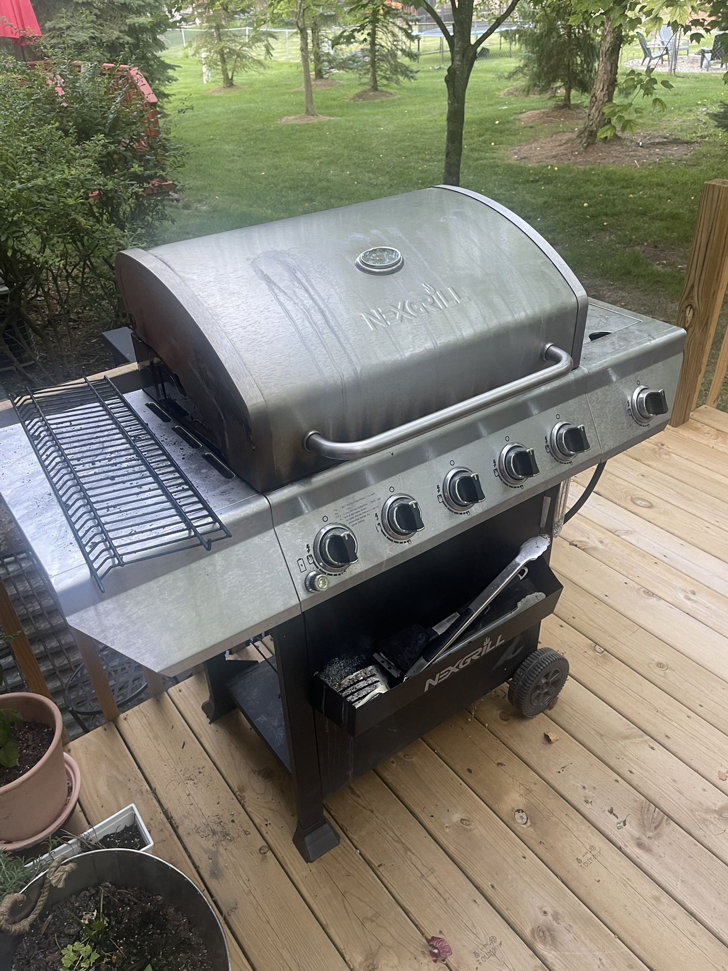 Nexgrill - 4 Burner + Side Burner Grill