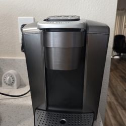 Keurig Silver Coffee Maker with Breakfast Blend K-Cup Pods - Move out Sale