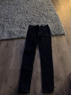 Size 27 women’s Levi skinny jeans