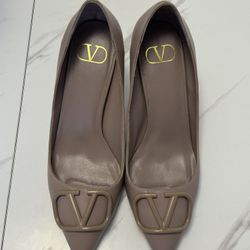 Valentino Garavani Vlogo Signature Pumps Heels Size 8.5 (39)