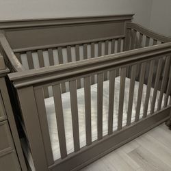 Million Dollar Baby Foothill 4-in-1 Convertible Crib And Baby Changing Station Drawer in Weathered Grey