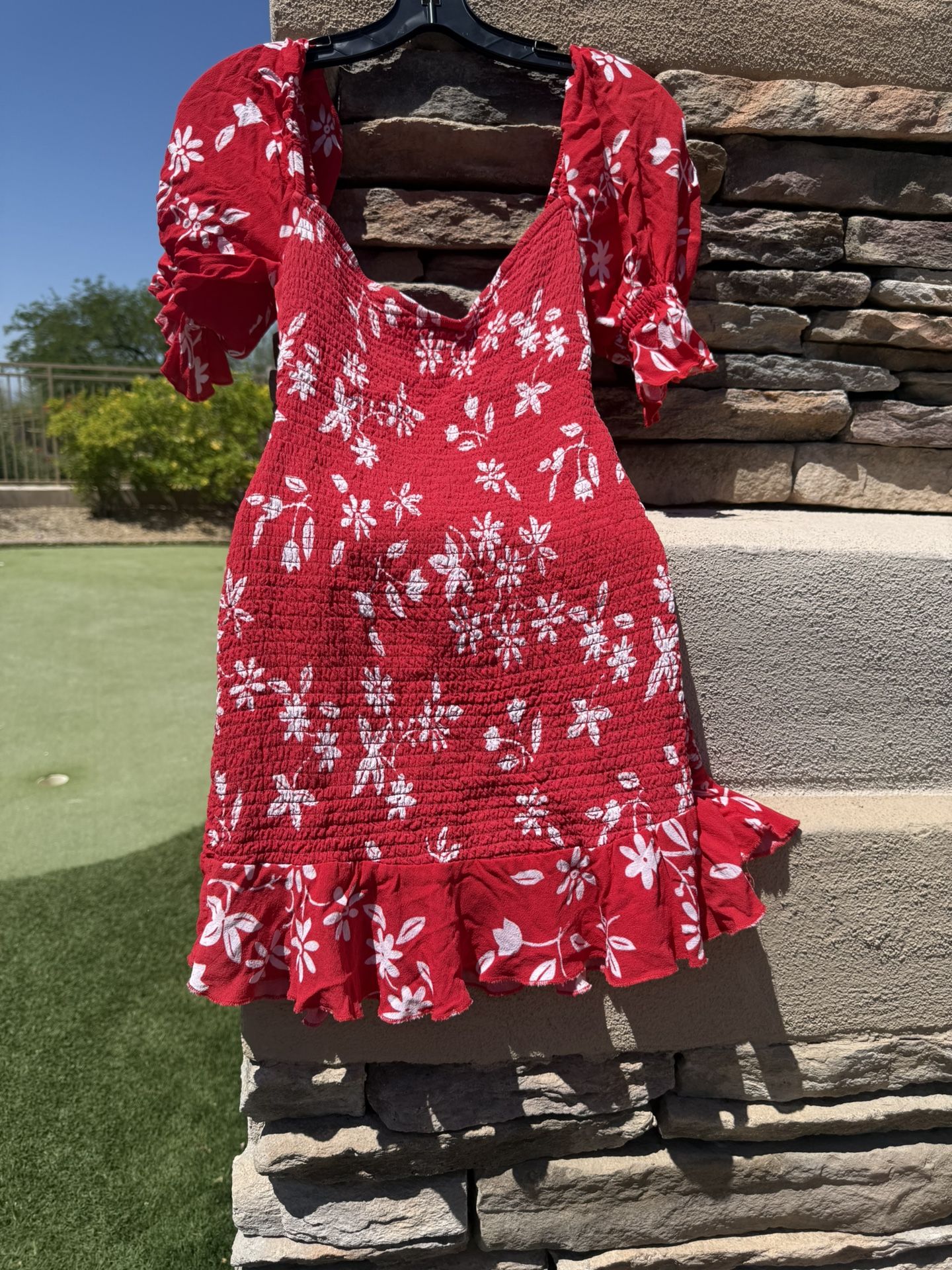 Winston White time back red floral dress women’s size small Measurements, length 31 inches  Armpit to armpit across the chest 13 inches with adjustabl