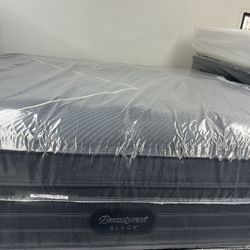 KING SIZE SIMMONS BEAUTYREST BLACK K-CLASS (PLUSH) PILLOW TOP MATTRESS & BOX SPRINGS BED SET
