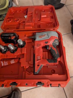 ​Milwaukee M18 PEX Expansion Tool (2632-20) + 3 Heads & Battery