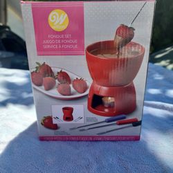 NEW Wilton Fondue Set