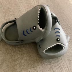 Shark-style sandal for toddlers in size 6