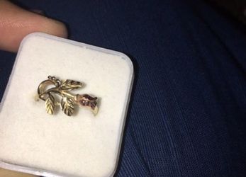 10k gold flower ring size 7 has stamped on