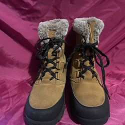 Women winter boots size 9