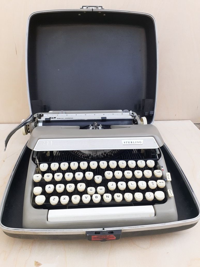 1964 5AX Smith Corona Sterling Typewriter Portable With Case