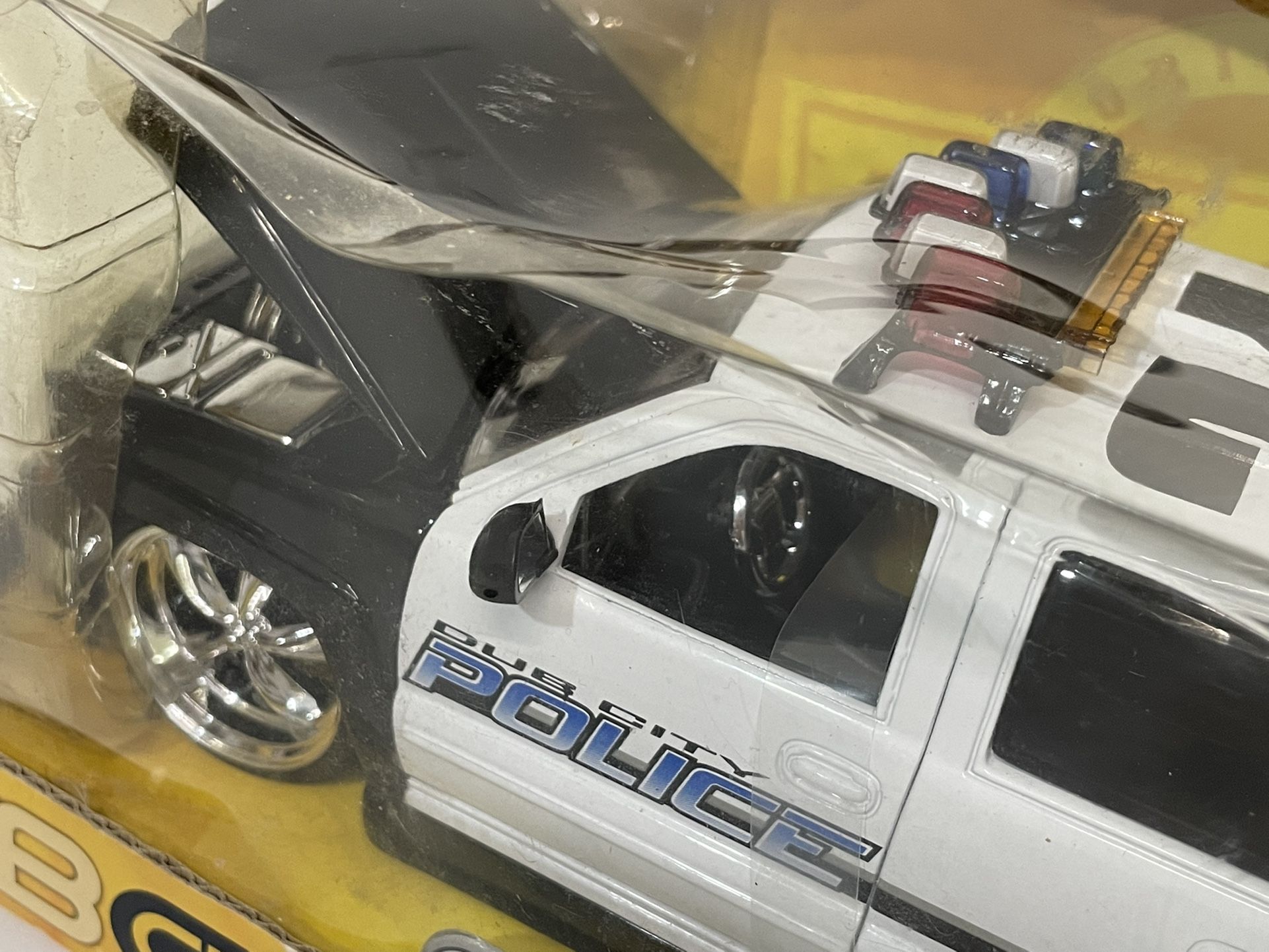 Jada Toys ~ Dub City Police 2000 Chevy Suburban ~ 1:24 Scale Die