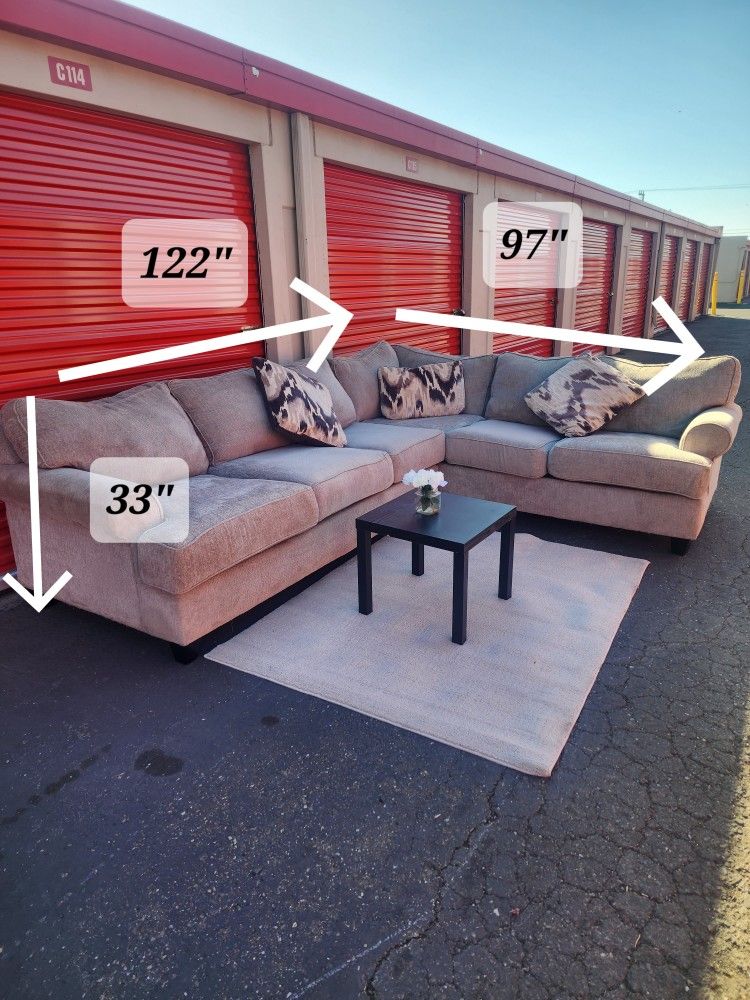 *Free delivery* Gray L right side sectional w/ table rug accent pillow soft 2 piece great condition