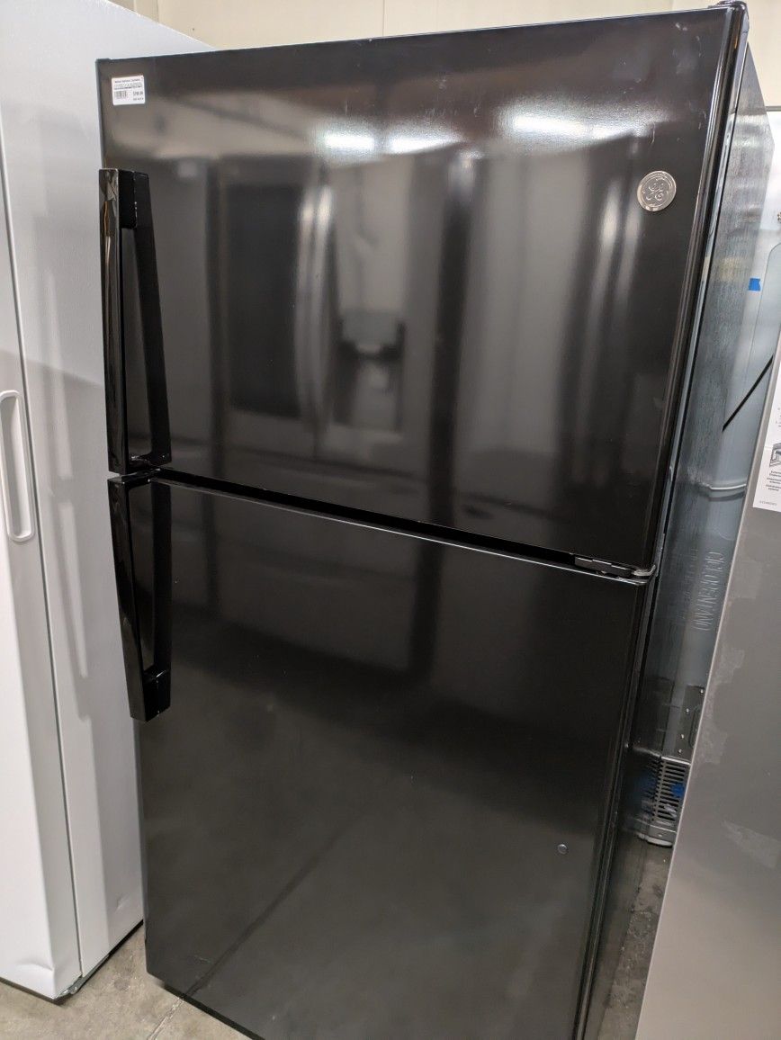 GE GTS22KGNRBB
33 Inch Top Freezer Refrigerator