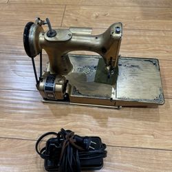 1950’s Singer Featherweight 678-3