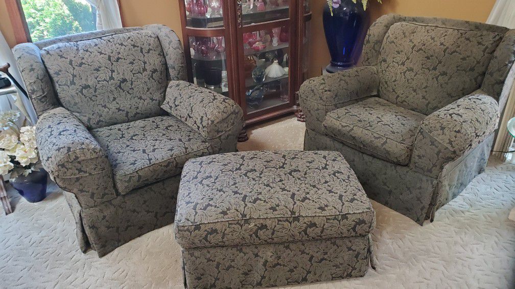 Flex steel club chairs and Ottoman, color green