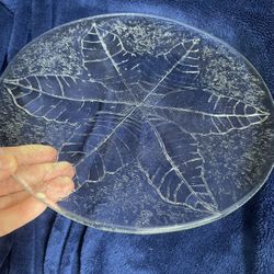 Glass serving plate with leaf design