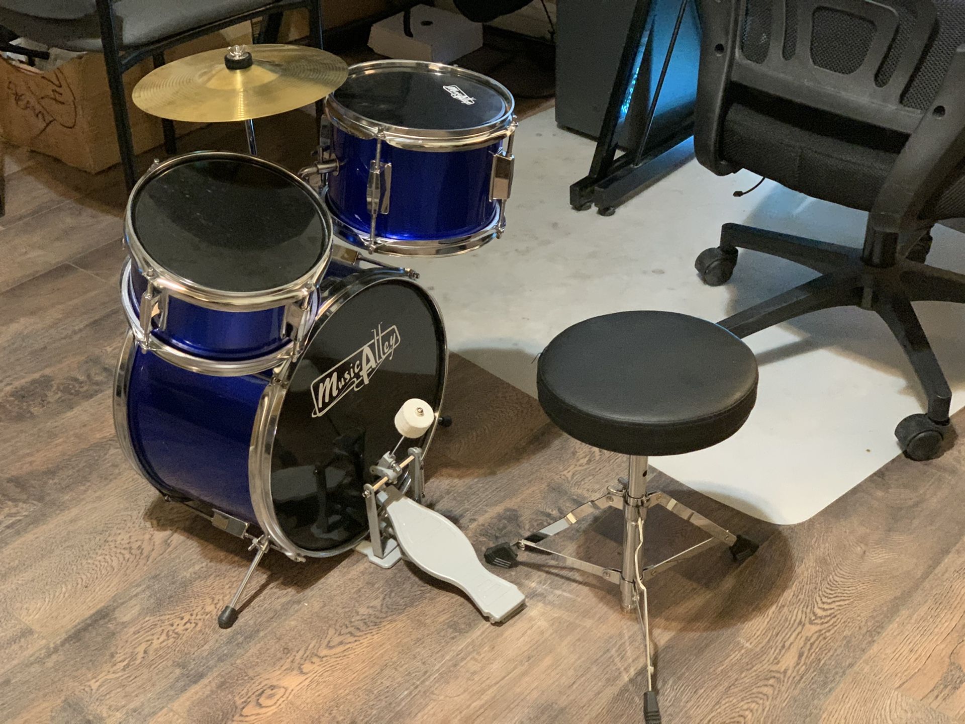 Kids drum set w/ stool in a great condition