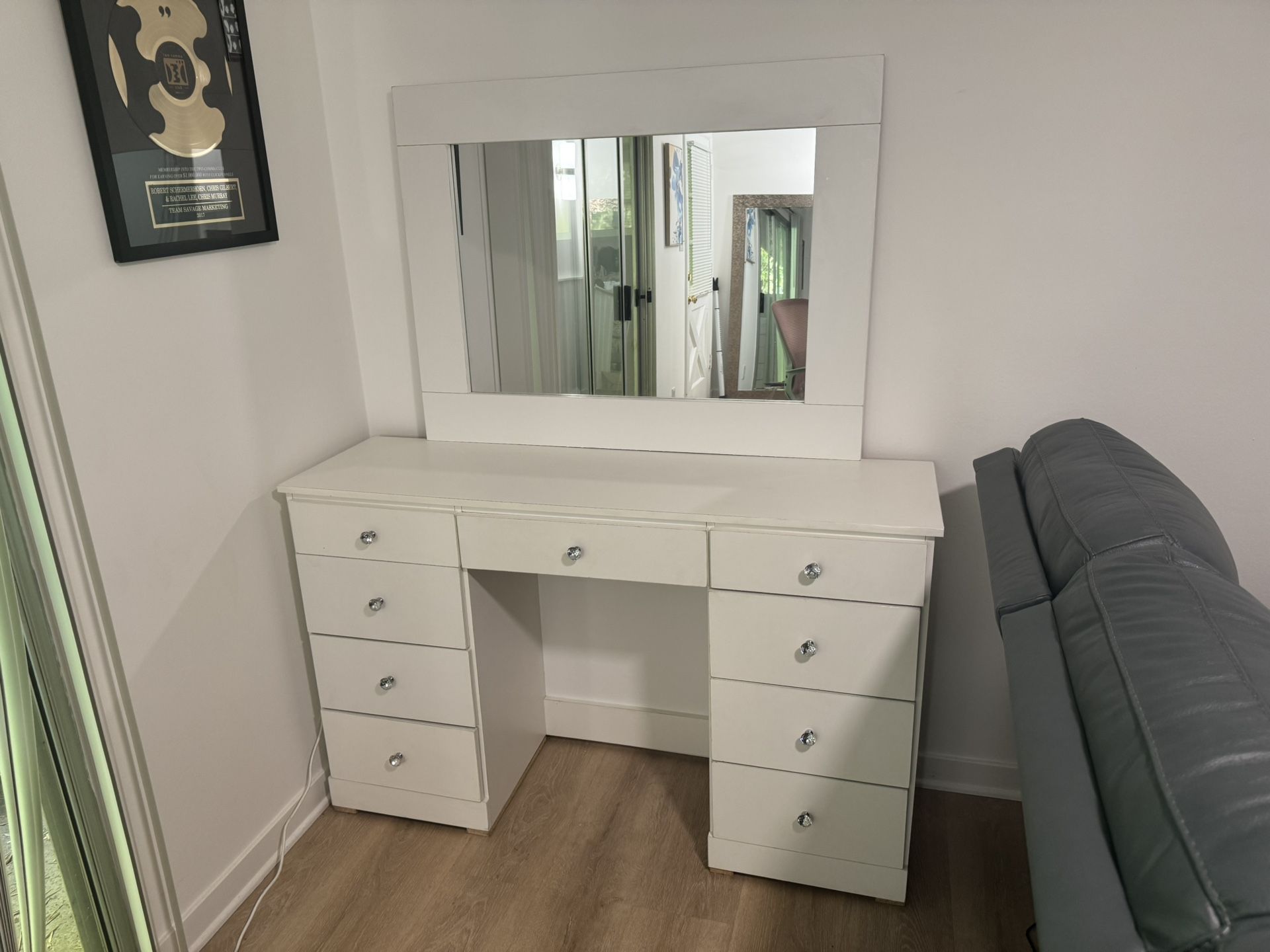Vanity Desk With Mirror 