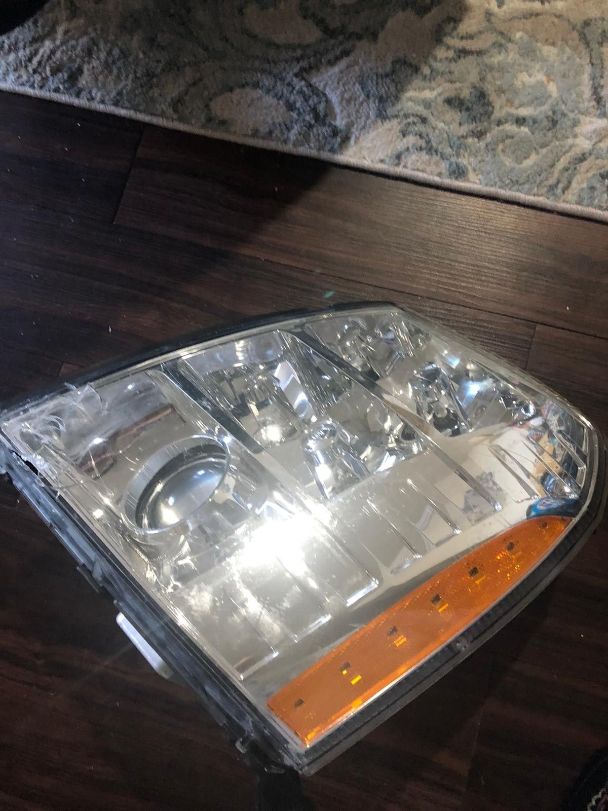2009 Cadillac Model Car - Light has small crack for 20$