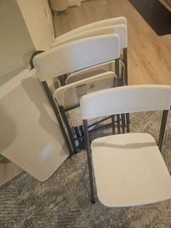 Foldable table with 4 lawn chairs