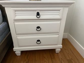 Set of 2 White Night stands