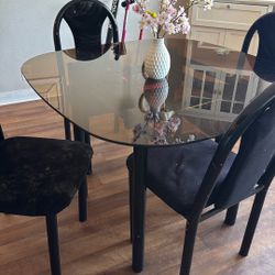 Dinner Table With 4 Chairs/ Comedor Con 4 Sillas 
