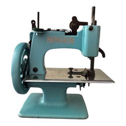 Rare Circa 1950’s Robin Egg Blue Singer 20 Sewhandy Sewing Machine Trapezoid Case Clamp