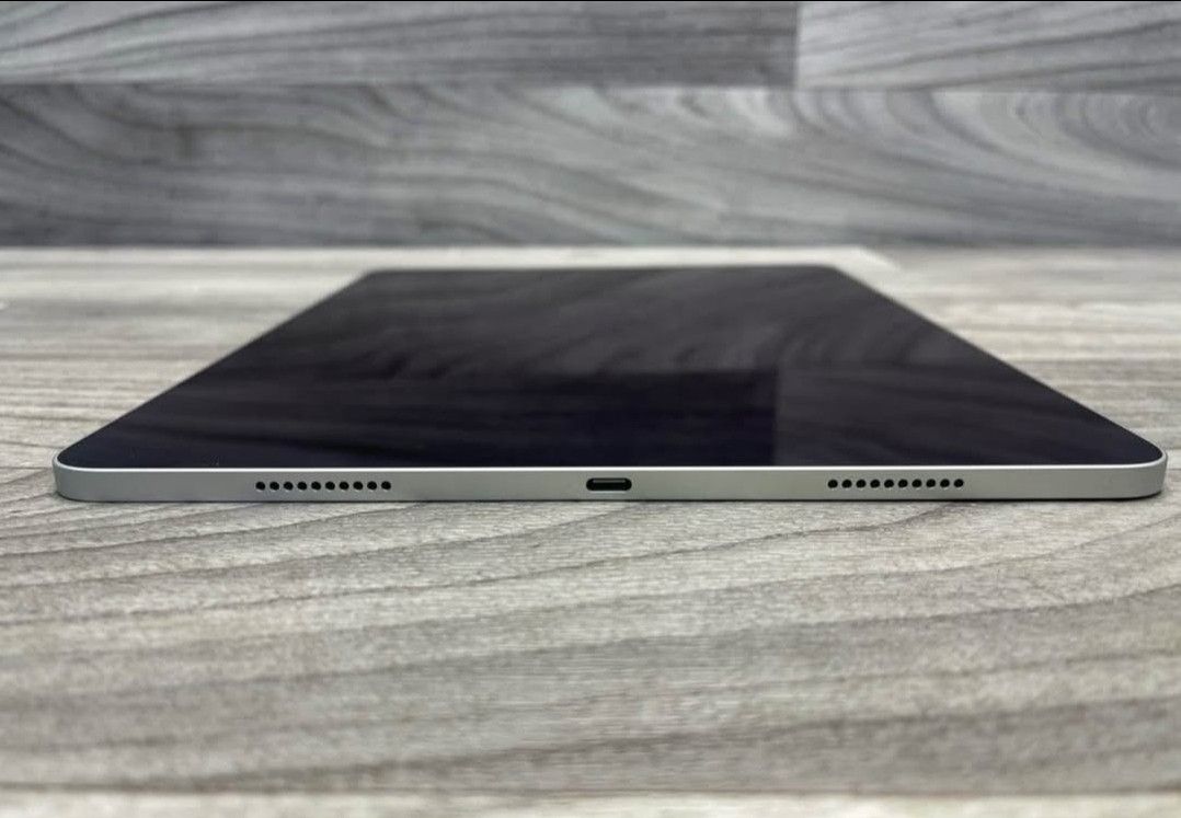 iPad Pro 6th Gen
(2022)
12.9"
M2 Chip
512GB