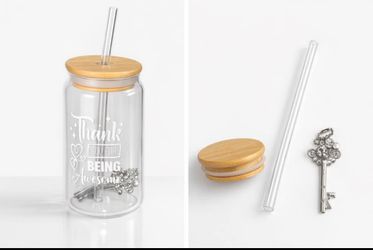 Vaso de vidrio con popote