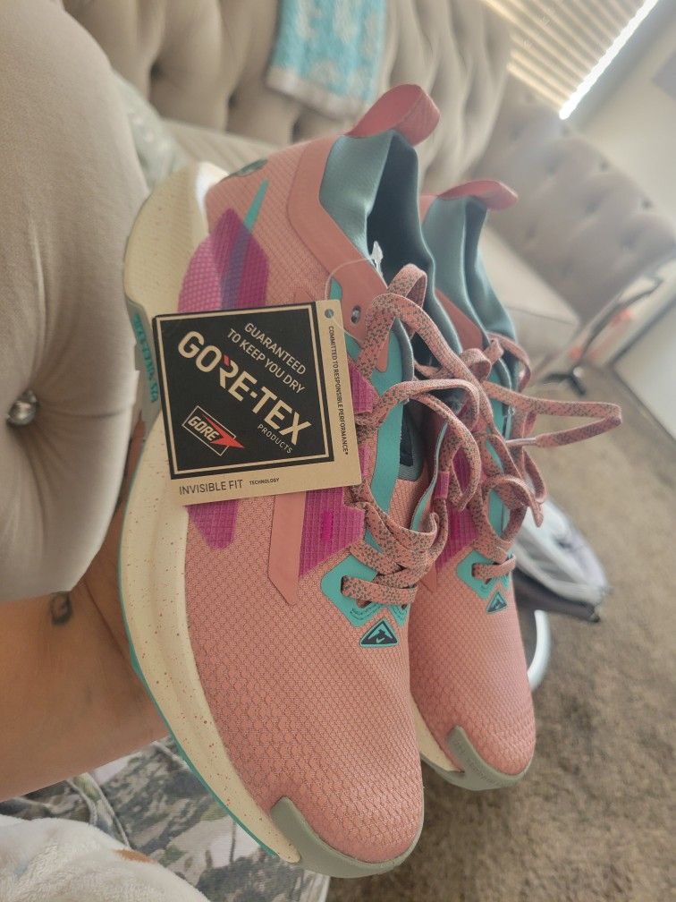 Nike Pegasus Trail 5 GORE-TEX waterproof trail running shoe in a pink and teal colorway. 
