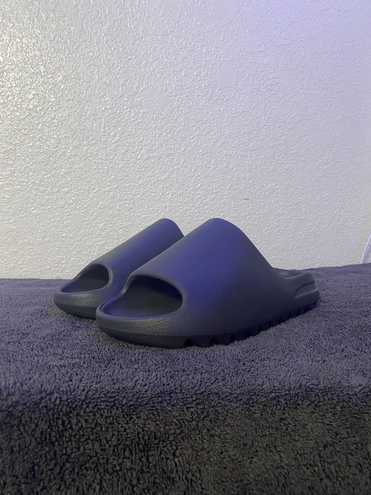 YEEZY SLIDES ( ONYX )