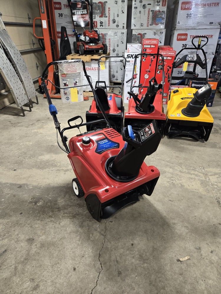 Toro Power Clear 5.5 QZE Snowblower. New Paddles And Scraper Installed. Electric Start Option