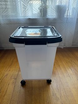 IRIS Airtight Pet Food Container with 4 wheels