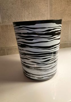 Small waste basket... perfect for college dorm!