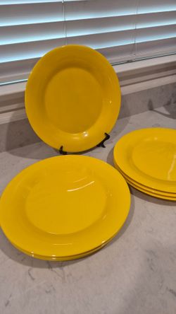 Yellow melamine plates, 8 count