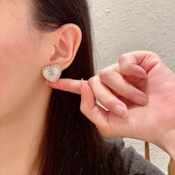 A classic versatile stud earrings for women