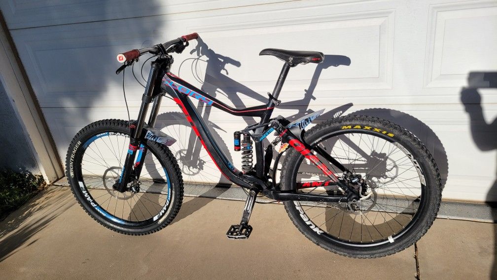 Giant glory 8.0 maestro DOWNHILL MOUNTAIN BIKE for Sale in Apple Valley CA OfferUp