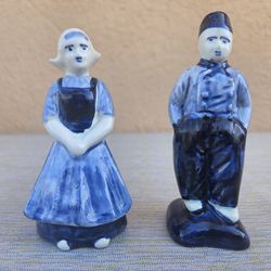 VINTAGE DELFT BLUE DUTCH COUPLE SALT & PEPPER SHAKERS